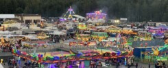 Blick über einen Teil des Festplatzes im Camp Algier des Deutsch-Amerikanischen Volksfestes Grafenwöhr 2023 - Bild: U.S. Army Garrison Bavaria