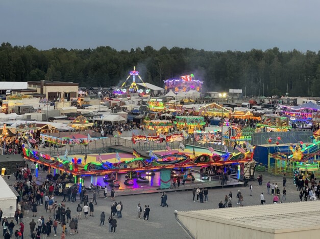 Blick über einen Teil des Festplatzes im Camp Algier des Deutsch-Amerikanischen Volksfestes Grafenwöhr 2023 - Bild: U.S. Army Garrison Bavaria