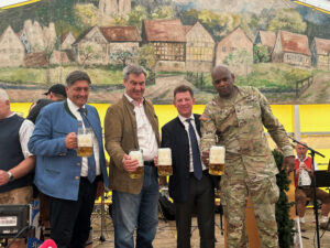 Bieranstich des Deutsch-Amerikanischen Volksfest Grafenwöhr 2024 mit Bürgermeister Edgar Knobloch, dem bayerischen Ministerpräsident Dr. Markus Söder, Generalkonsul der USA Timothy Liston und dem Kommandeur der US-Army Garrison Bavaria, Oberst Kevin A. Poole.